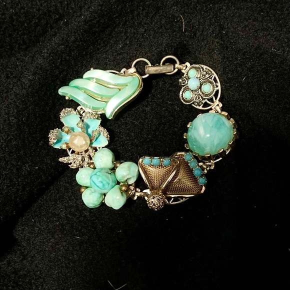 Vintage 1950s/60s Turquoise Tone Charm Bracelet – Gold Tone – Unsigned - Picture 1 of 8